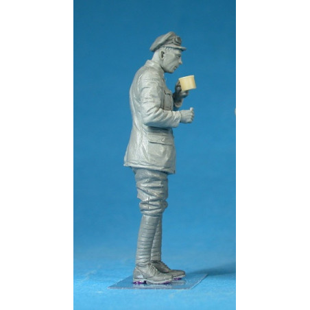 Figurine BRITISH ARMOURED CAR SERVICEMAN ON TEA BREAK